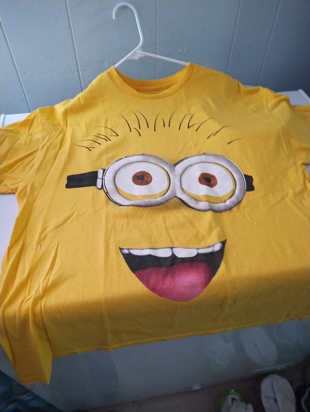 Universal Studios Men's Large Yellow Minion Face Graphic Tee
